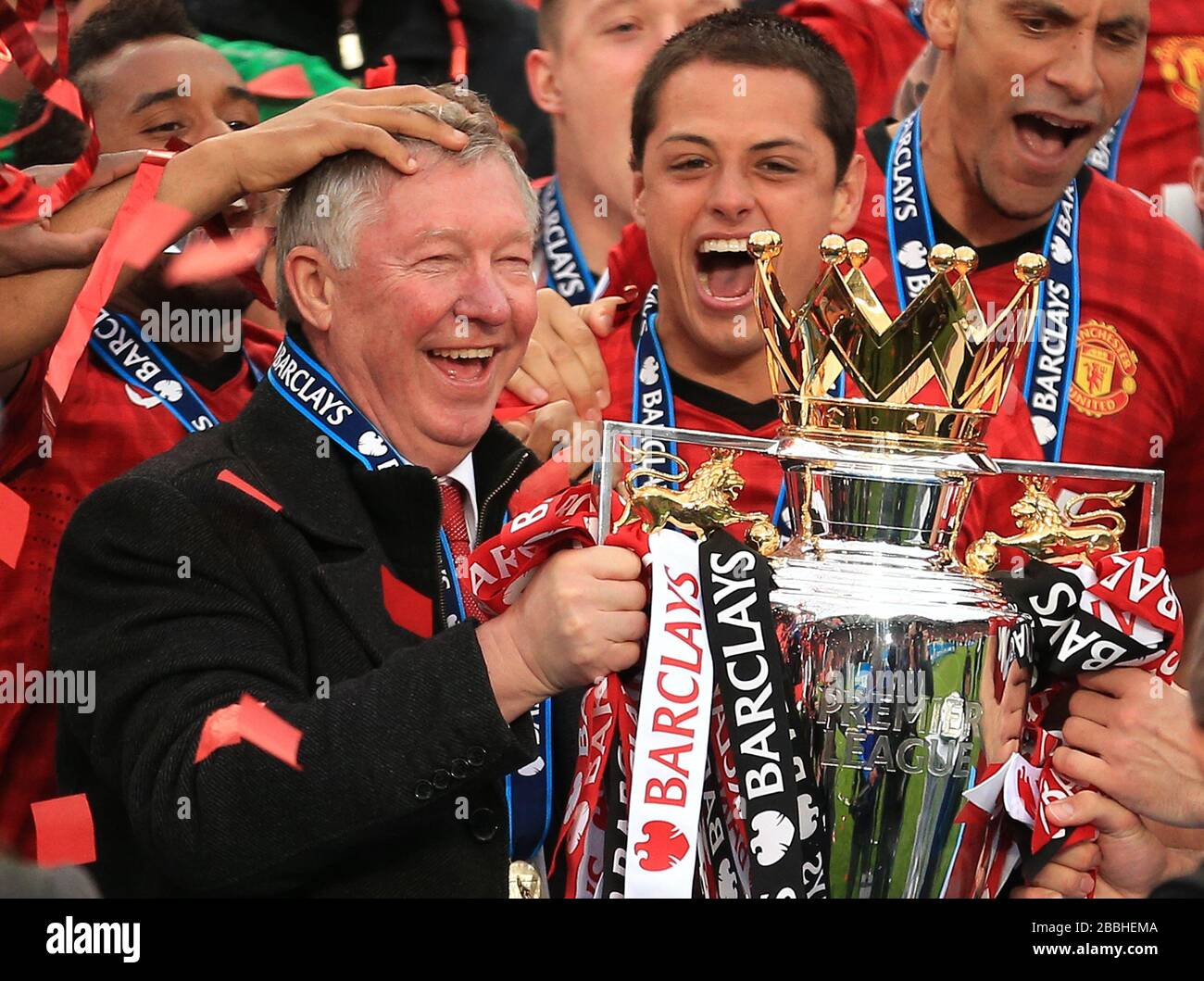 Sir Alex Ferguson, responsable de Manchester United, avec le trophée Barclays Premier League Banque D'Images