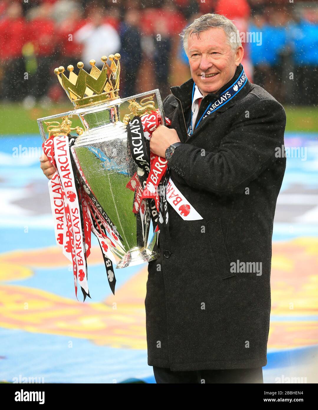 Sir Alex Ferguson, responsable de Manchester United, avec le trophée Barclays Premier League Banque D'Images