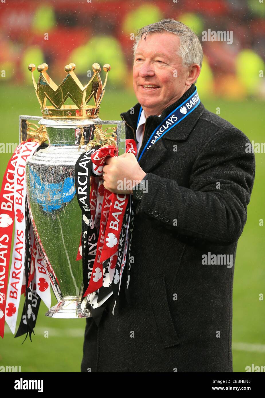 Sir Alex Ferguson, responsable de Manchester United, avec le trophée Barclays Premier League Banque D'Images