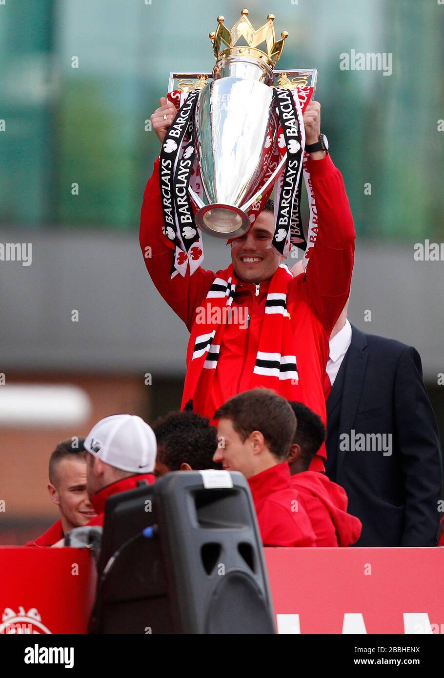 Le Robin van Persie de Manchester United célèbre le trophée lors du défilé des gagnants de la Barclays Premier League à Manchester. Banque D'Images