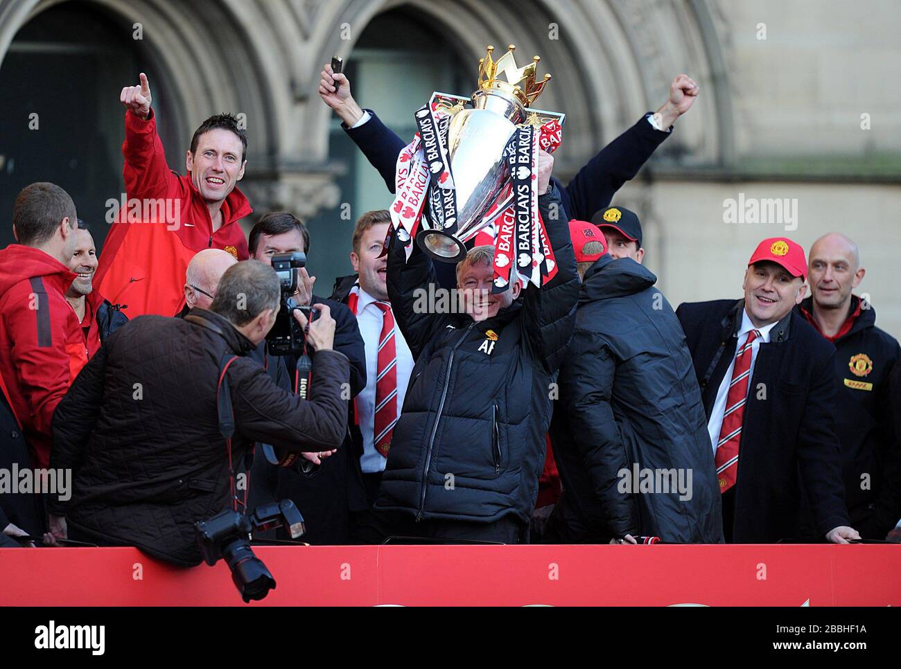 Sir Alex Ferguson, responsable de Manchester United, lève le trophée du bus à Albert Square lors du défilé des gagnants de la Barclays Premier League à Manchester. Banque D'Images
