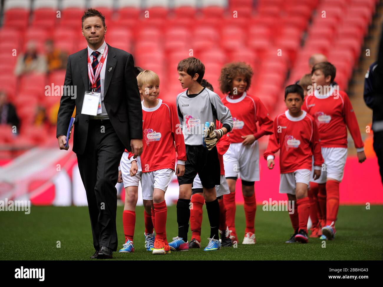 Les joueurs de Morecambe (Slyne-with-Hest St Luke's Catholic Primary School) sortent à Wembley pour la finale de la coupe npower pour enfants Banque D'Images