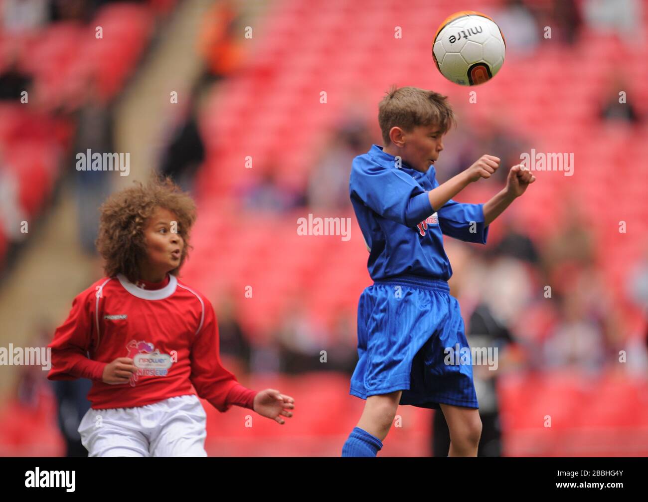 Gillingham (école secondaire communautaire de Minterne) et Morecambe (école primaire catholique de Slyne-with-Hest St Luke) en action à Wembley pour la coupe npower Kids Banque D'Images