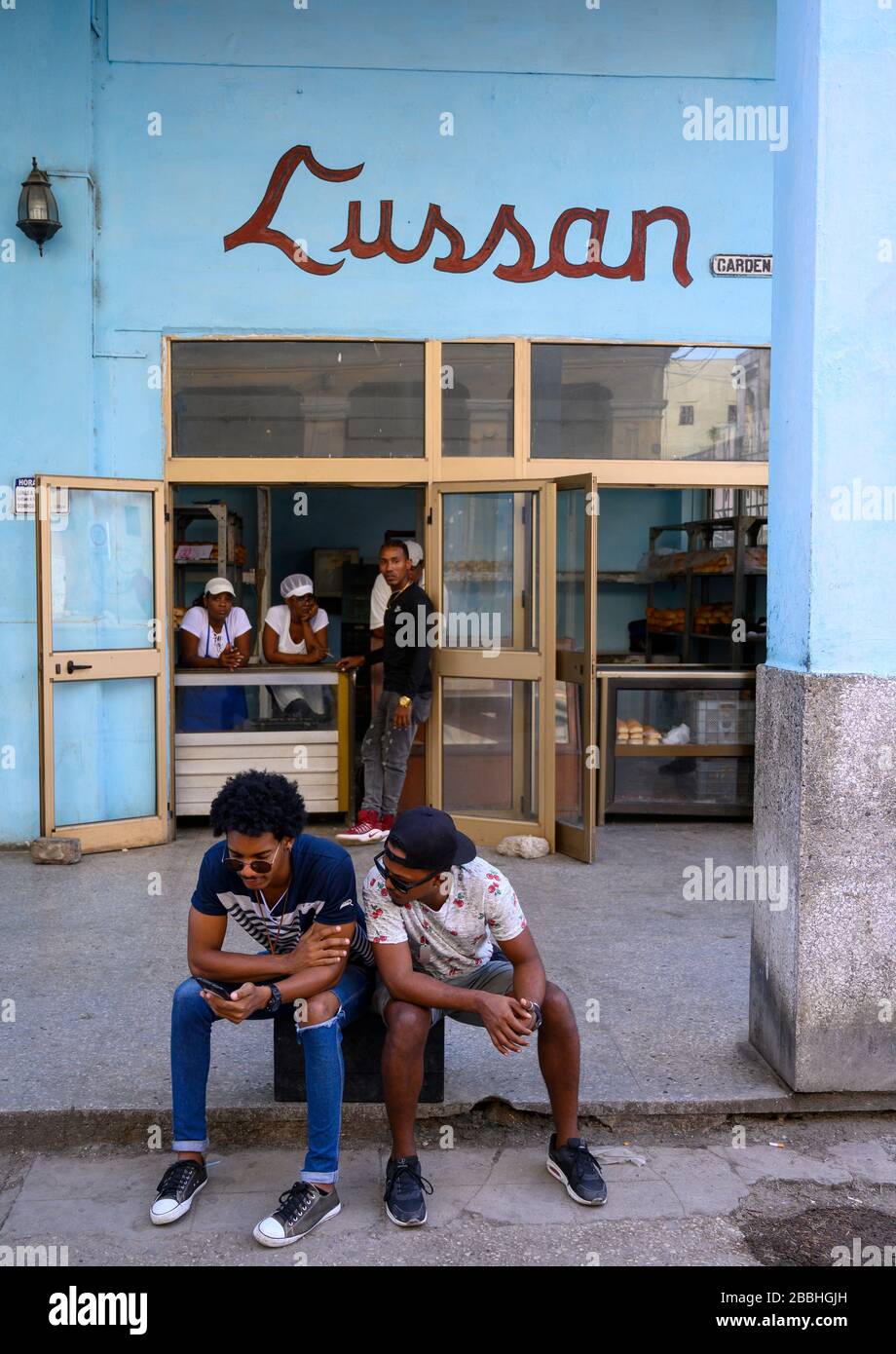 Boulangerie et hommes sur téléphone portable, la Havane Vieja, Cuba Banque D'Images