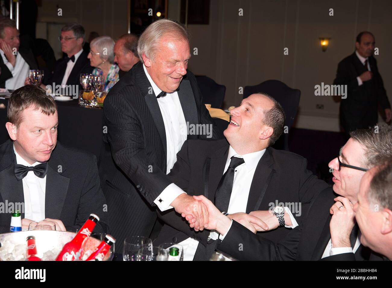 Gordon Taylor OBE, directeur général de PFA, accueille les invités à une table lors du PFA Player of the Year Awards 2013 au Grosvenor House Hotel, Londres. Banque D'Images