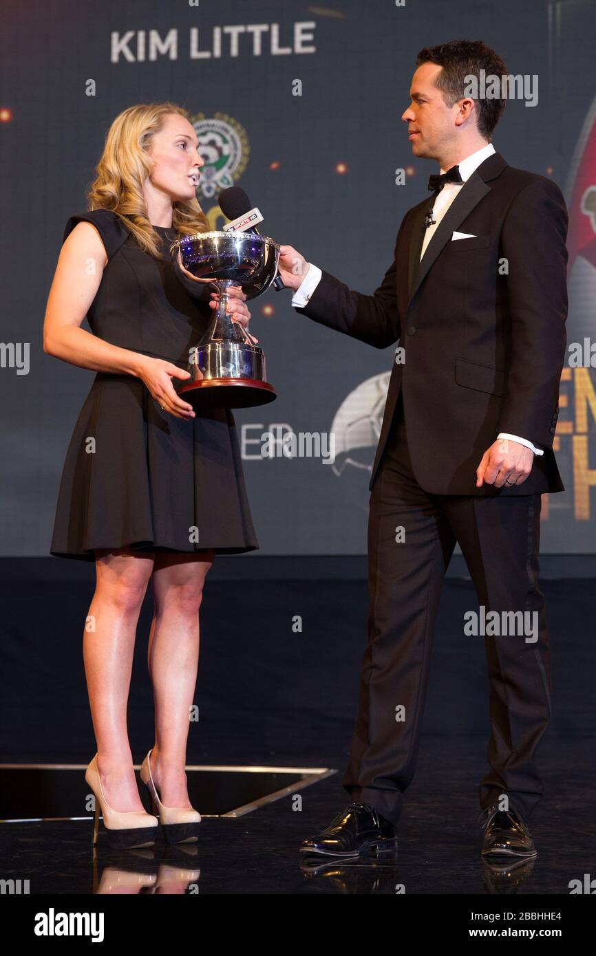 Kim Little est présenté avec le prix PFA Women's Player of the Year décerné par le présentateur de Sky Sports David Jones lors du PFA Player of the Year Awards 2013 à l'hôtel Grosvenor House, Londres. Banque D'Images