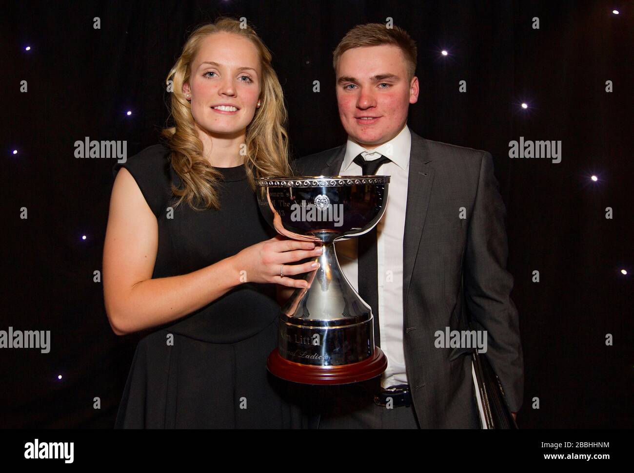 Kim Little (à gauche) et son PFA Women's Player of the Year Award avec un invité lors du PFA Player of the Year Awards 2013 au Grosvenor House Hotel, Londres. Banque D'Images