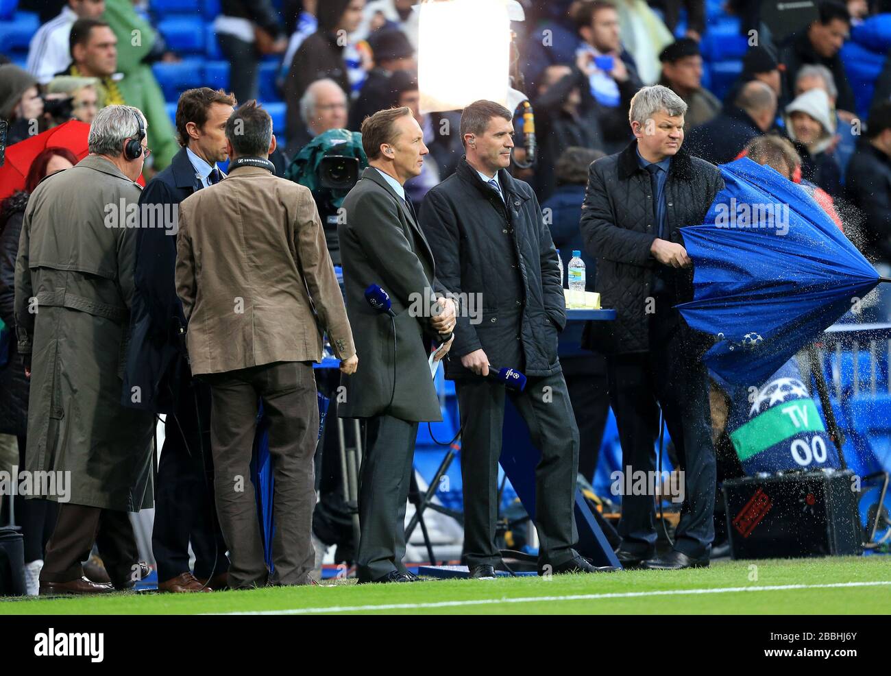 Le présentateur de l'ITV, Adrian Chiles (à droite), secoue la pluie de son parapluie alors qu'il se tient avec les experts Roy Keane (deuxième à droite), Lee Dixon et Gareth Southgate (deuxième à gauche), en marge Banque D'Images