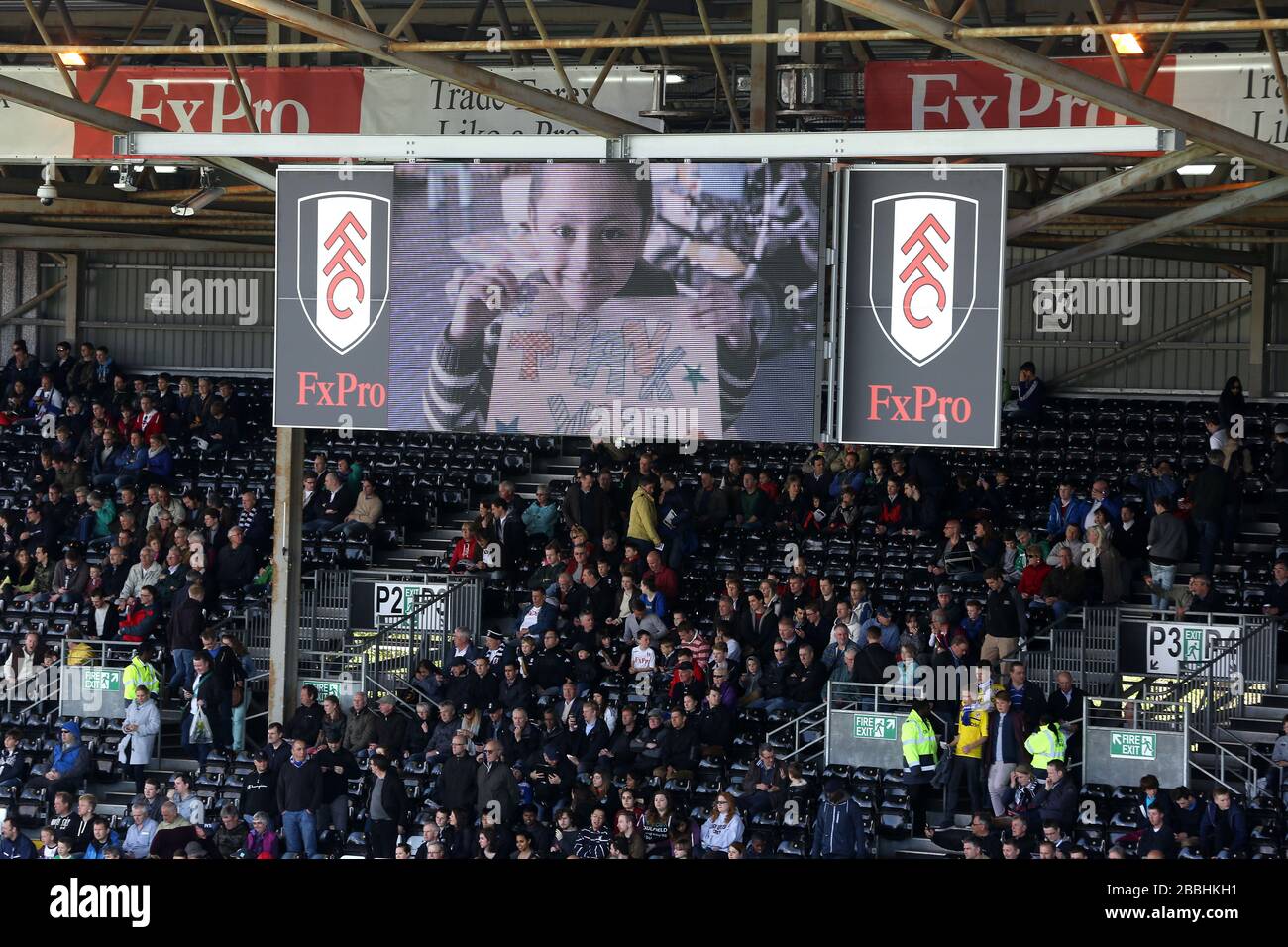 Une vue générale des fans dans les stands que l'organisme de bienfaisance Shooting Star Chase est annoncé sur le tableau de bord électronique Banque D'Images