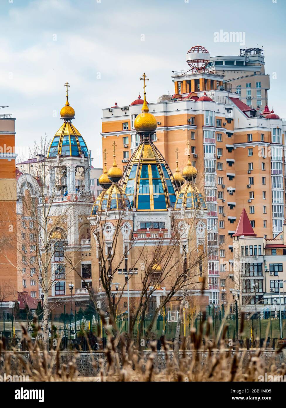 L'Église orthodoxe de l'Église ukrainienne sur le fond des maisons urbaines. Banque D'Images