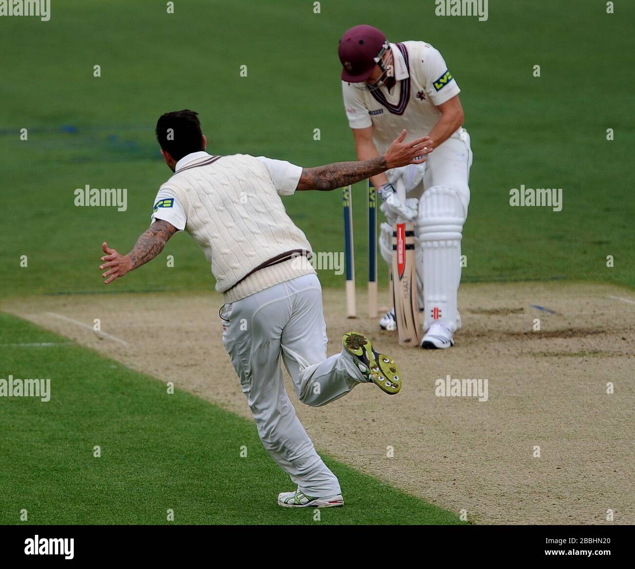 Nick Compton, de Somerset, est sous le chapeau de Jade Dernbach de Surrey. Banque D'Images