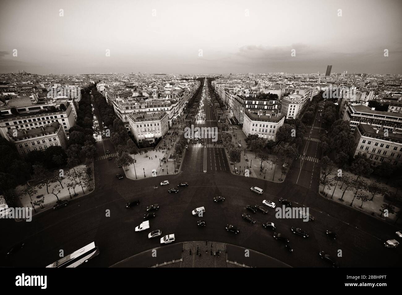 Les toits de Paris vue de la rue de ville en France. Banque D'Images
