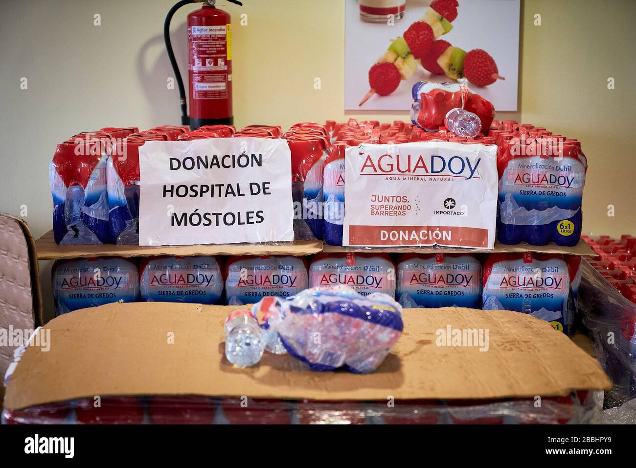 Don d'eau stockée à l'hôpital.'Federacion de Penas' de Mostoles donne 4 000 l d'eau minérale à l'hôpital universitaire de Mostoles pour aider à lutter contre la pandémie du virus corona. Banque D'Images