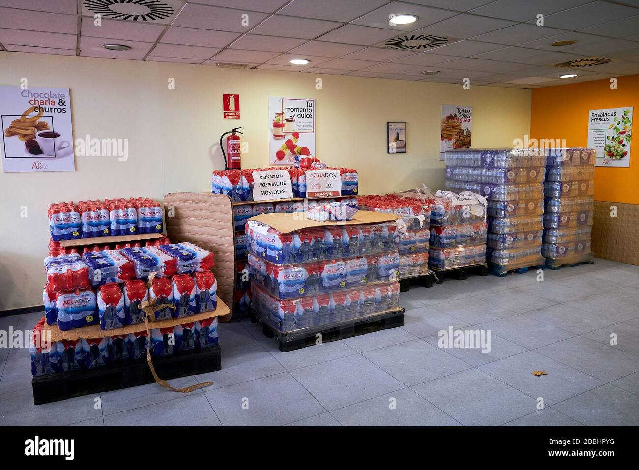 Don d'eau stockée à l'hôpital.'Federacion de Penas' de Mostoles donne 4 000 l d'eau minérale à l'hôpital universitaire de Mostoles pour aider à lutter contre la pandémie du virus corona. Banque D'Images