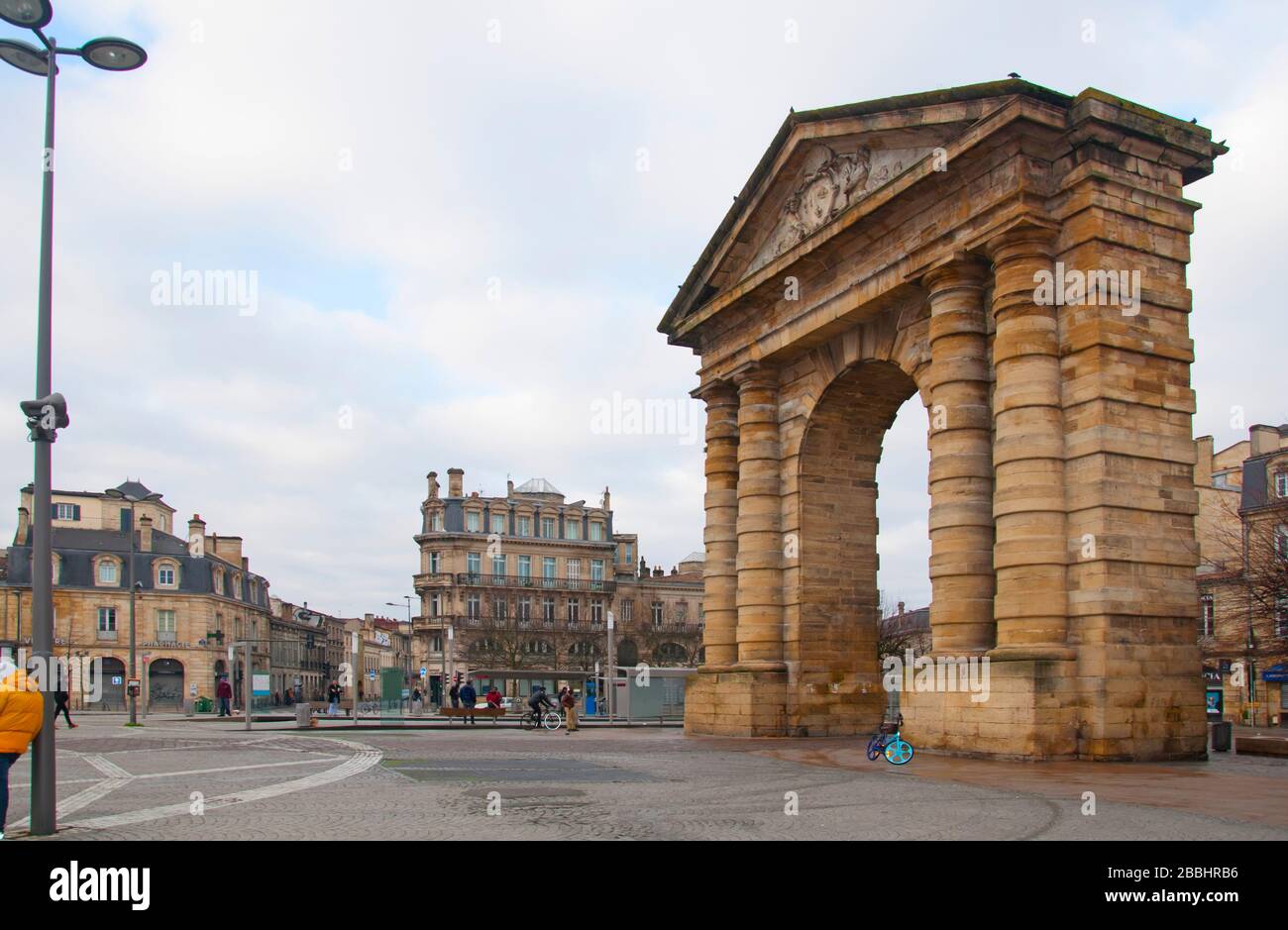 Vue latérale de l'arc porte d'Aquitaine, place de la Victoire, Bordeaux, France. Nuageux hiver jour. Banque D'Images