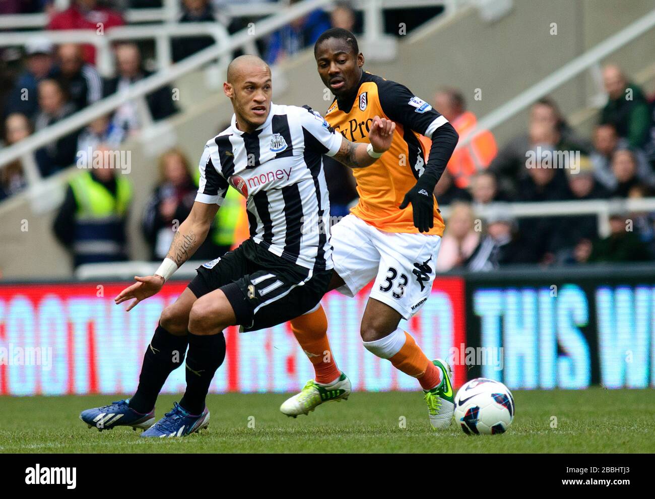 Yoan Gouffran de Newcastle United et Eyong Enoh de Fulham Banque D'Images