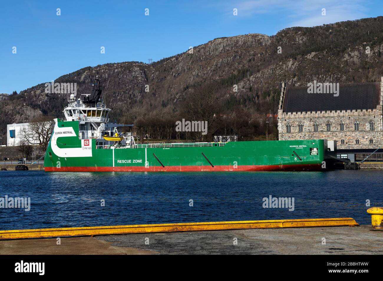 Bateau d'approvisionnement de plate-forme offshore (PSV) Bourbon Mistral au quai Festningskaien, dans le port de Bergen, Norvège. Haakons Hall en arrière-plan Banque D'Images