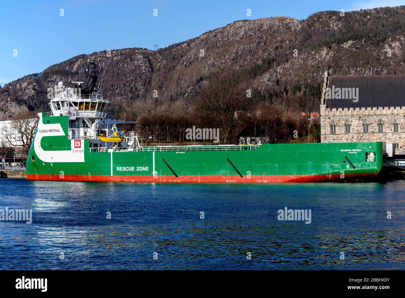 Bateau d'approvisionnement de plate-forme offshore (PSV) Bourbon Mistral au quai Festningskaien, dans le port de Bergen, Norvège. Haakons Hall en arrière-plan Banque D'Images