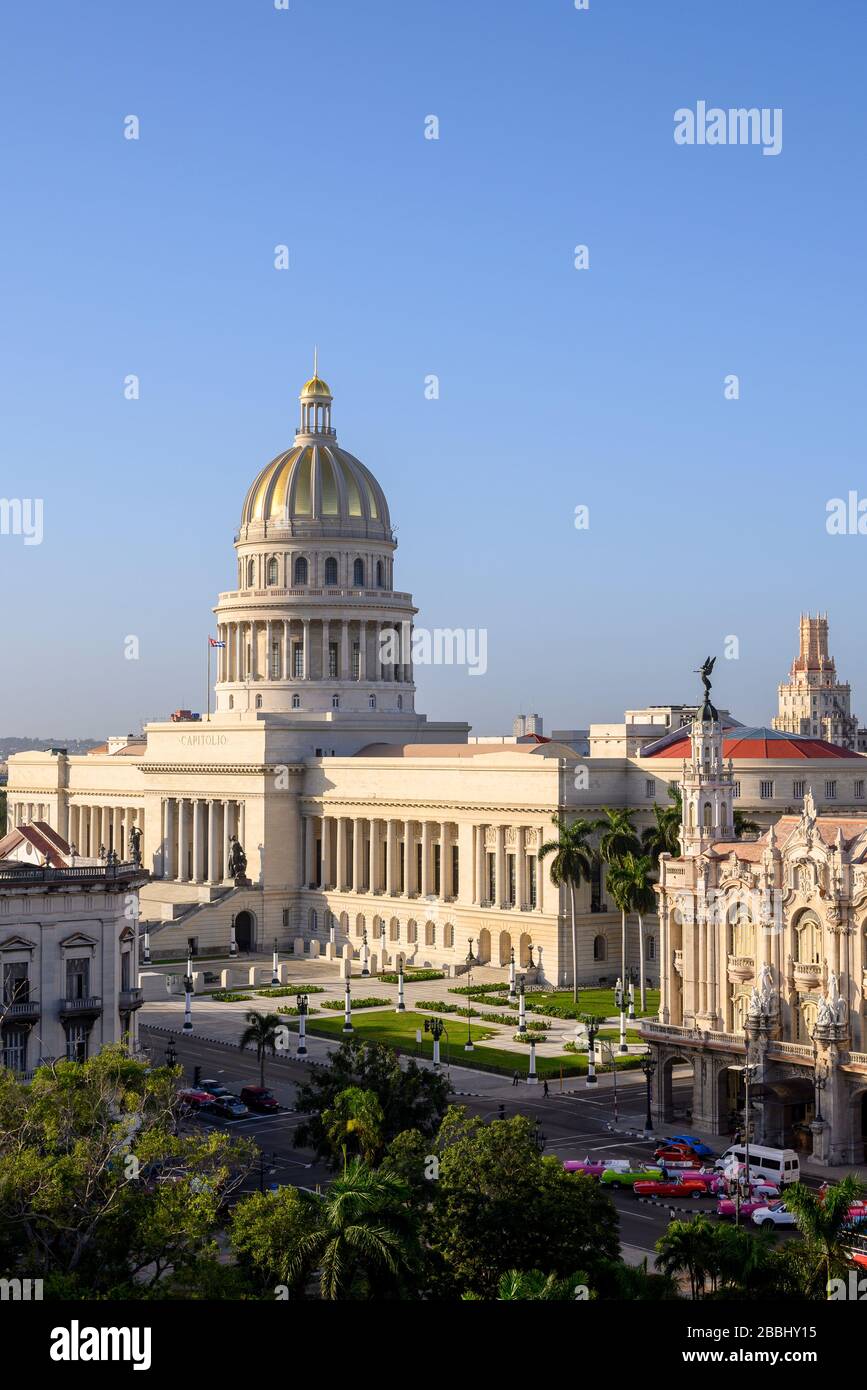 Vue sur le toit sur le Parque Central d'El Capitolio, ou sur le Capitole national et le Gran Teatro de la Habana, la Havane, Cuba Banque D'Images