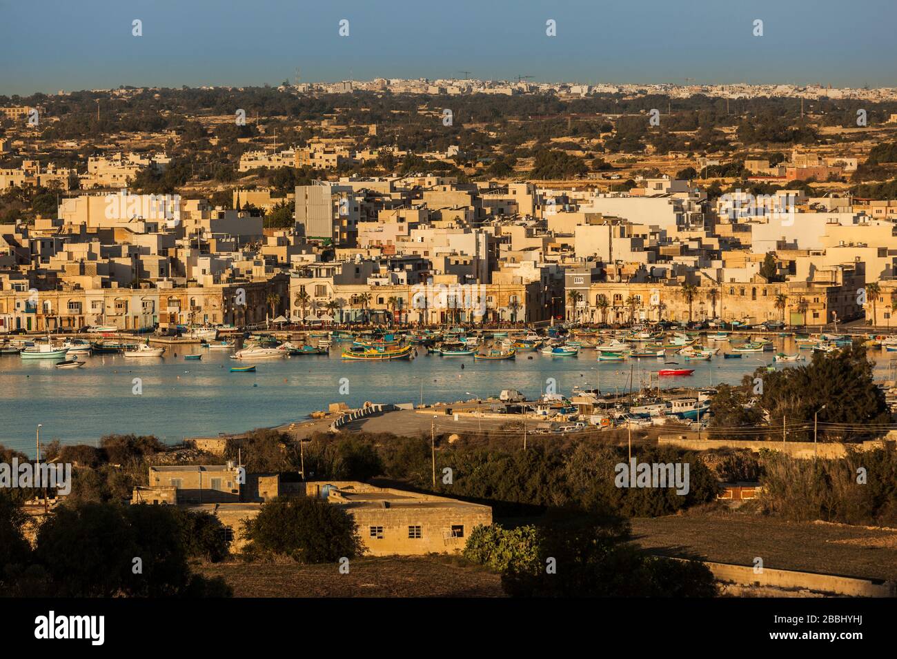 Malte, Marsaxlokk : le village est situé dans la partie sud-est de Malte, célèbre pour son grand marché aux poissons du dimanche et ses nombreuses décorations Banque D'Images