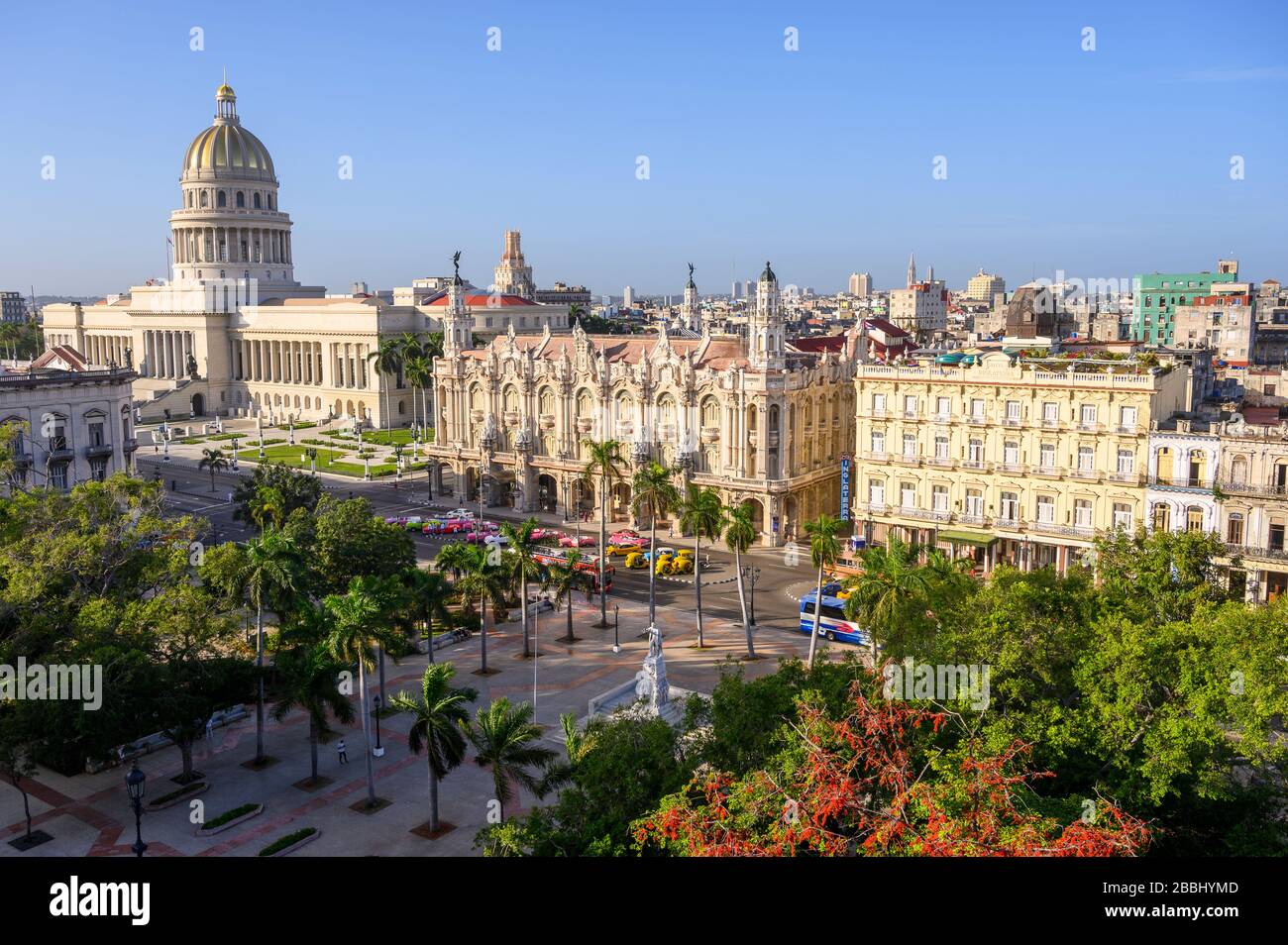 Vue sur le toit sur le Parque Central d'El Capitolio, ou sur le bâtiment du Capitole national, le Gran Teatro de la Habana et l'hôtel Ingleterra, la Havane, Cuba Banque D'Images