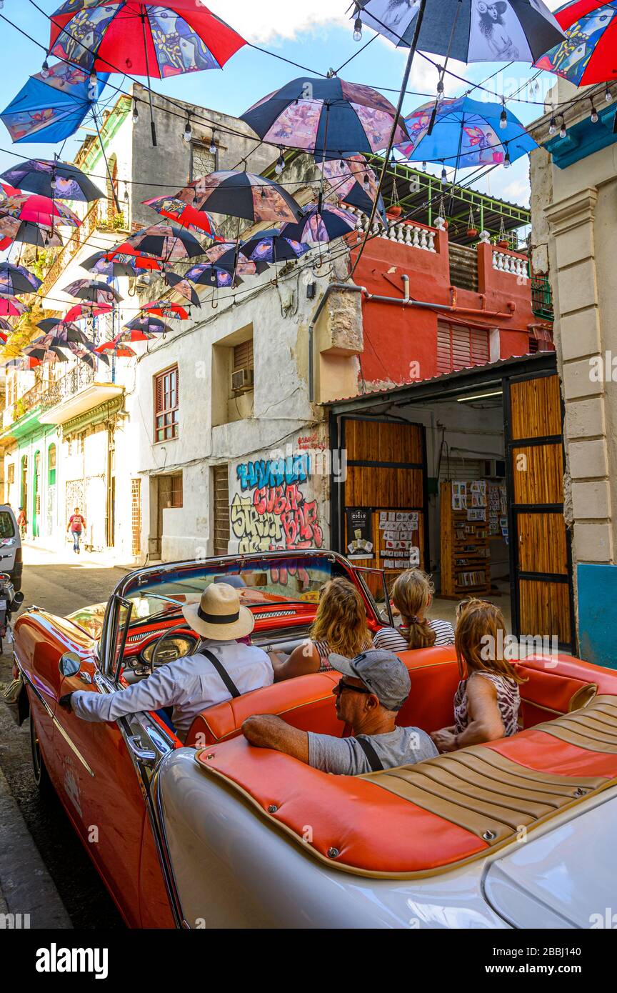 Steeet ombrelle d'art, avec voiture classique, la Havane Vieja, Cuba Banque D'Images