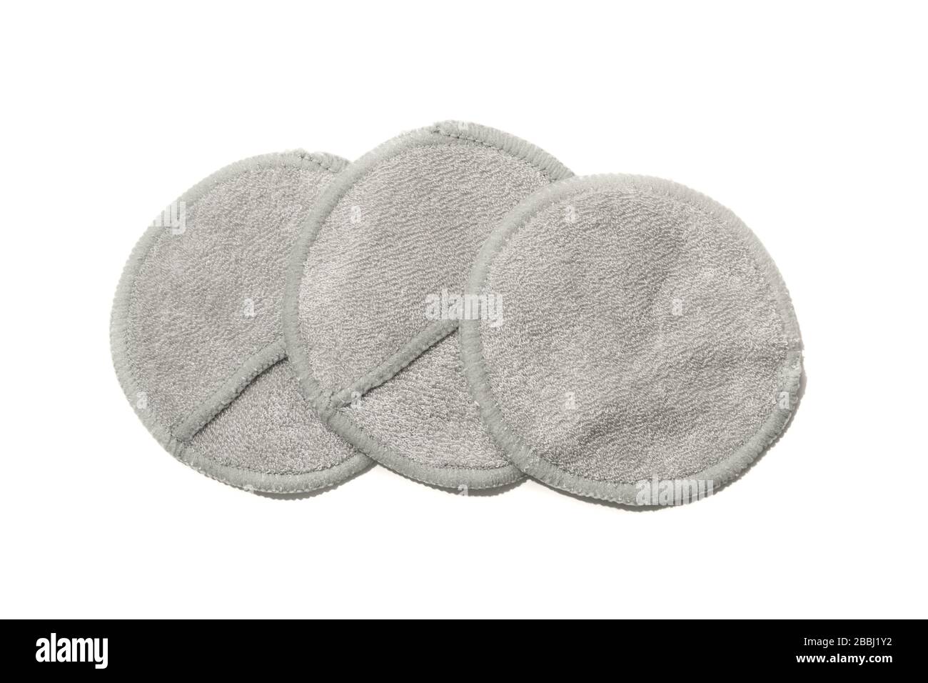 Tampons cosmétiques réutilisables écologiques zéro déchet fabriqués à la main à partir d'un tissu en coton isolé sur fond blanc. Banque D'Images