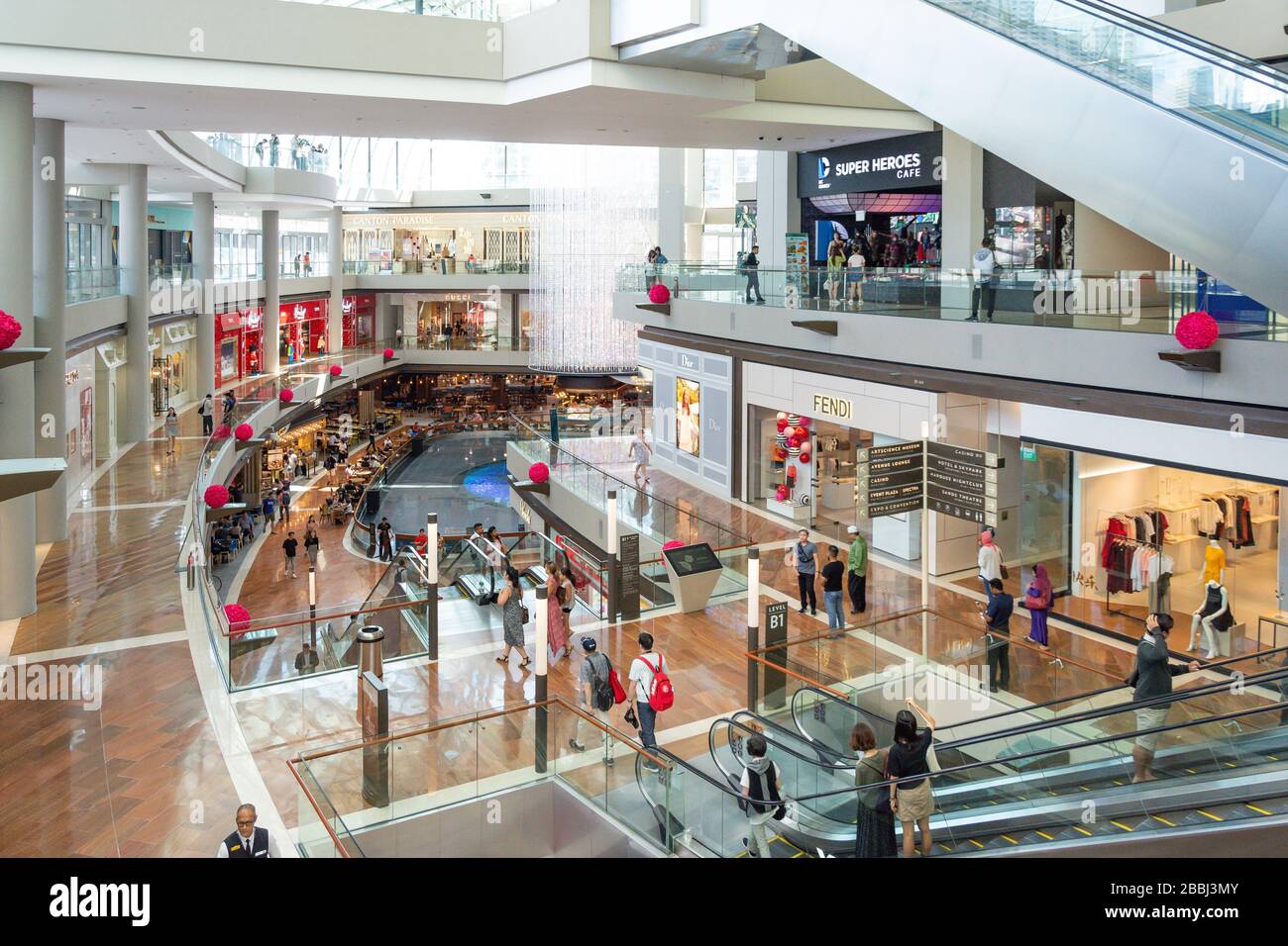 Intérieur des Shoppes à Marina Bay Sands, Bayfront Avenue, Marina Bay, île de Singapour (Pulau Ujong), Singapour Banque D'Images