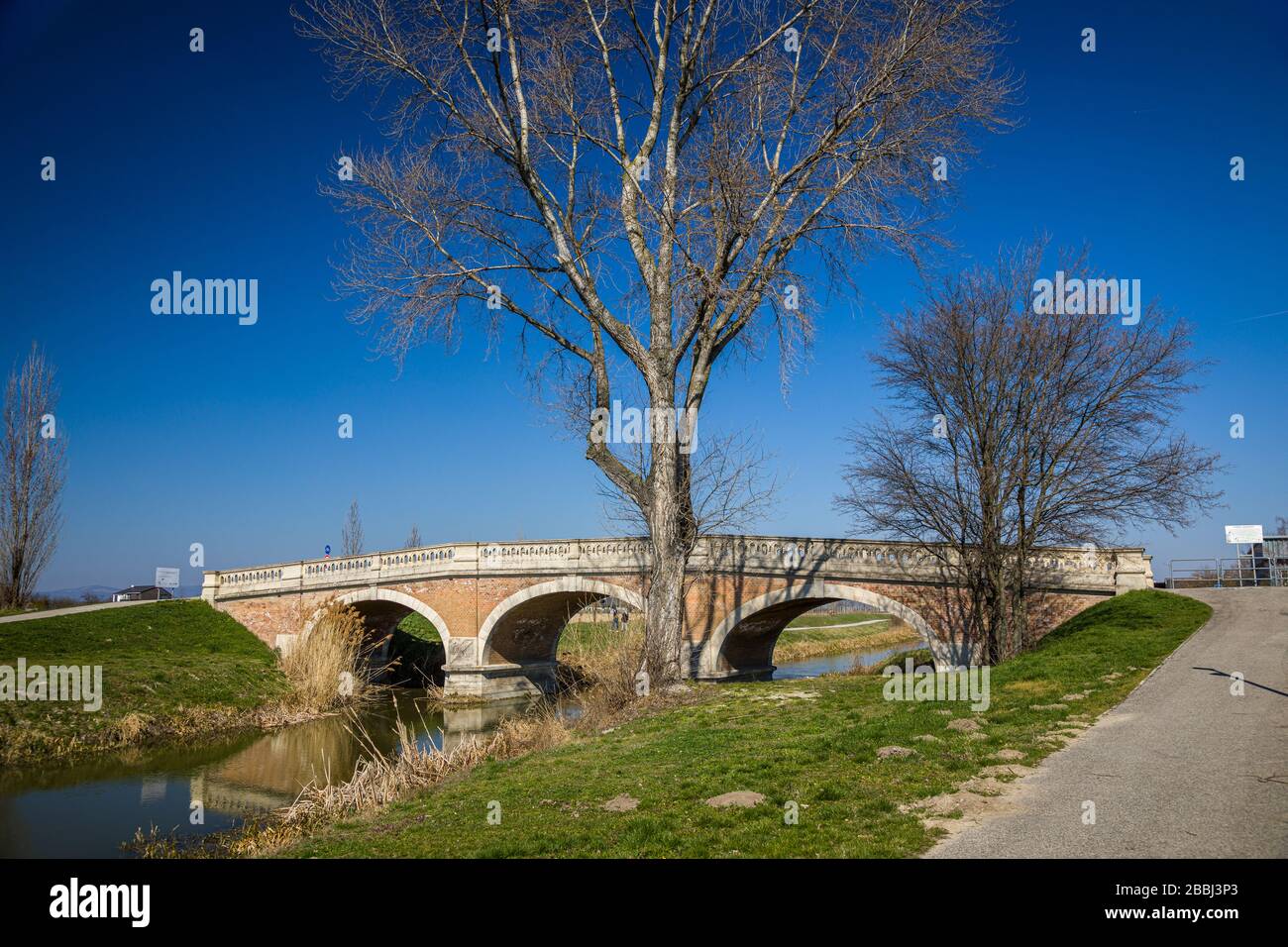 Pont baroque-Art nouveau au-dessus de l'eau noire à Kralova, près de Senec, en Slovaquie Banque D'Images