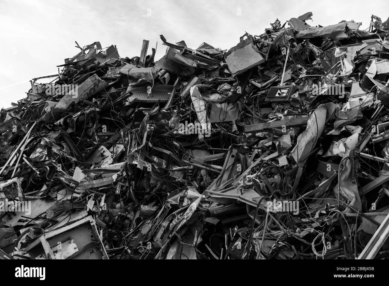 Une immense montagne de pièces métalliques d'origine différente accumulées dans une cour de ferraille Banque D'Images