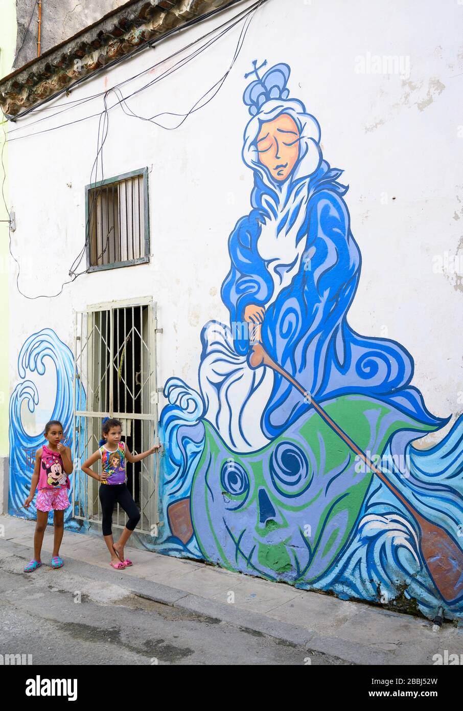 Deux jeunes filles et l'art mural, la Havane Vieja, Cuba Banque D'Images