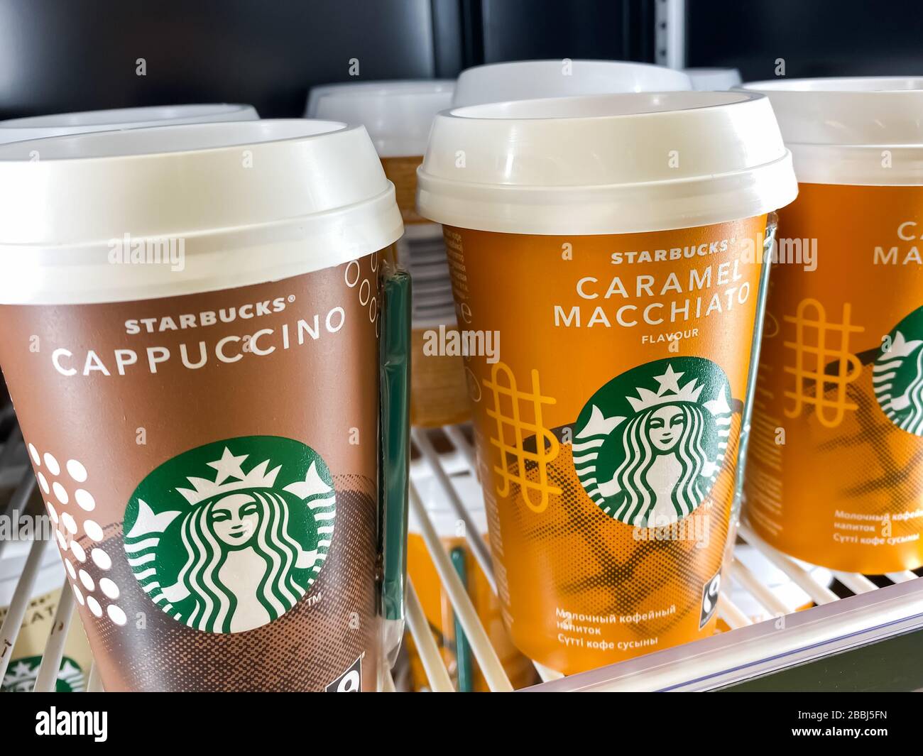 Cups in a supermarket Banque de photographies et d'images à haute  résolution - Alamy