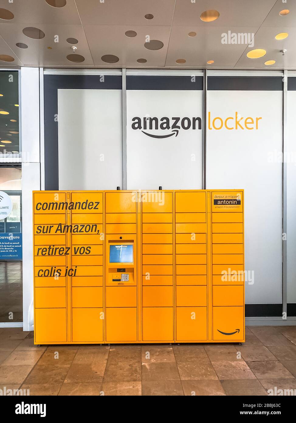 Amazon Locker dans le centre commercial, point de ramassage orange pour les marchandises par correspondance portant le logo de la marque Amazon. Photographie mobile. Lyon, France - 23 février Banque D'Images