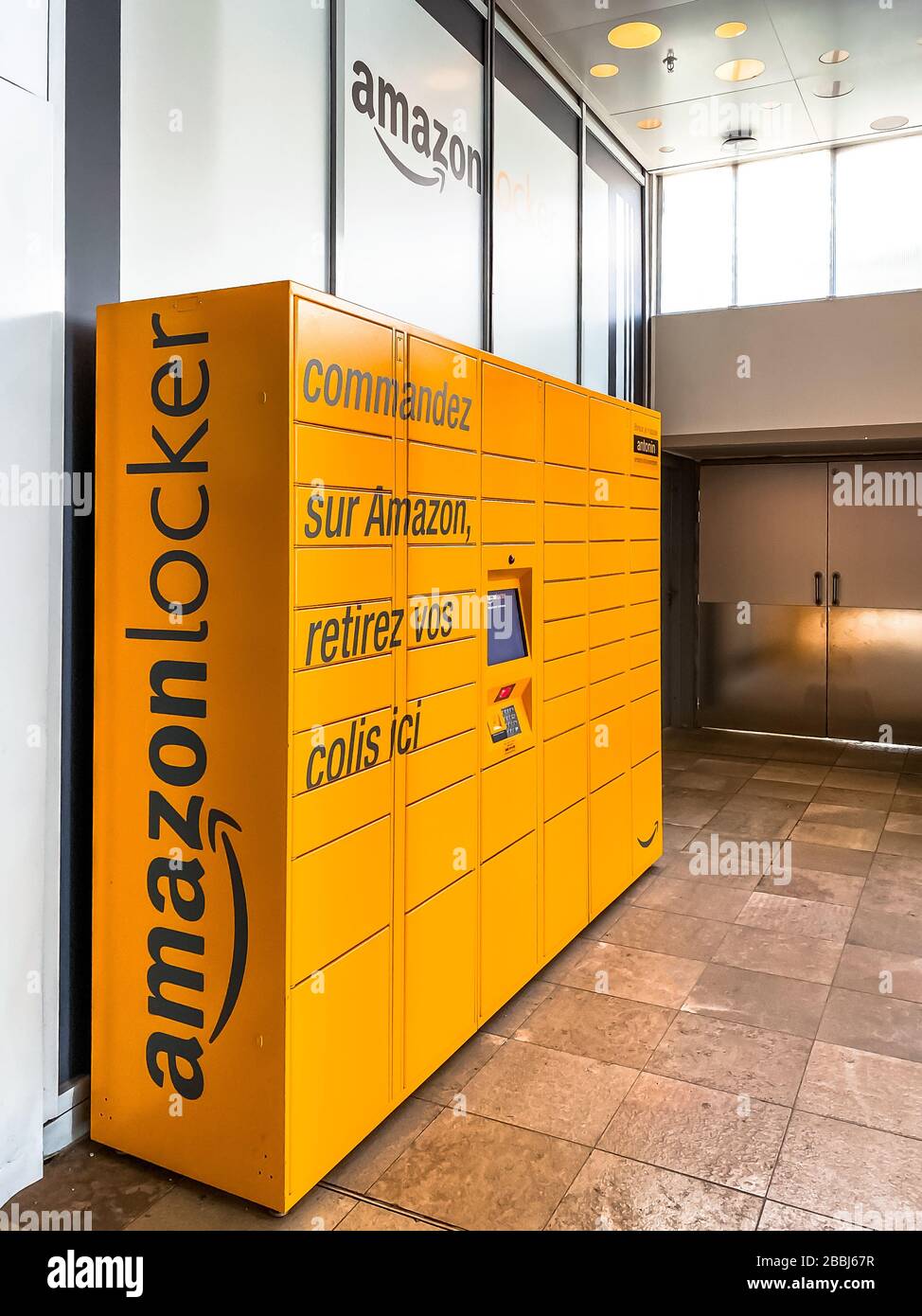 Amazon Locker dans le centre commercial, point de ramassage orange pour les  marchandises par correspondance portant le logo de la marque Amazon.  Photographie mobile. Lyon, France - 23 février Photo Stock - Alamy