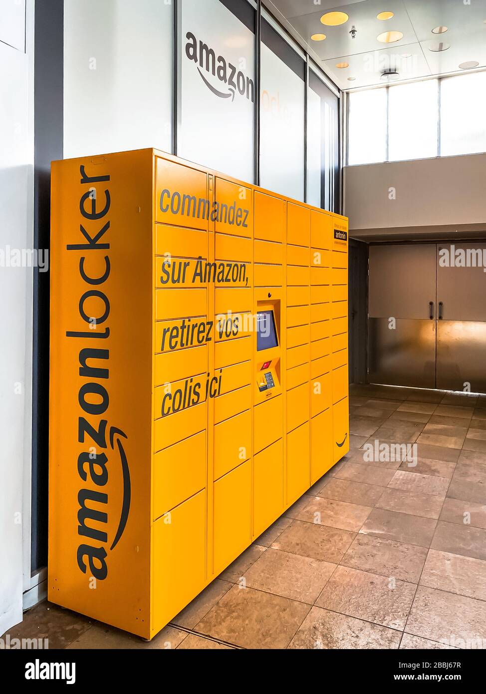 Amazon Locker dans le centre commercial, point de ramassage orange pour les marchandises par correspondance portant le logo de la marque Amazon. Photographie mobile. Lyon, France - 23 février Banque D'Images