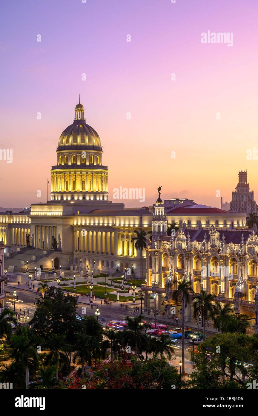 Vue sur le toit sur le Parque Central d'El Capitolio, ou sur le Capitole National Building, Gran Teatro de la Habana, la Havane, Cuba Banque D'Images