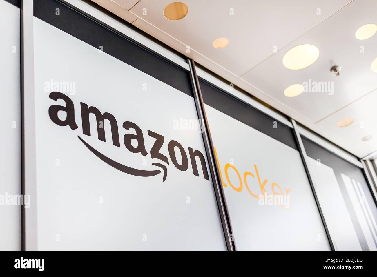 Amazon Locker dans le centre commercial, logo de la marque sur le point de ramassage pour les marchandises par correspondance. Lyon, France - 23 février 2020 Banque D'Images