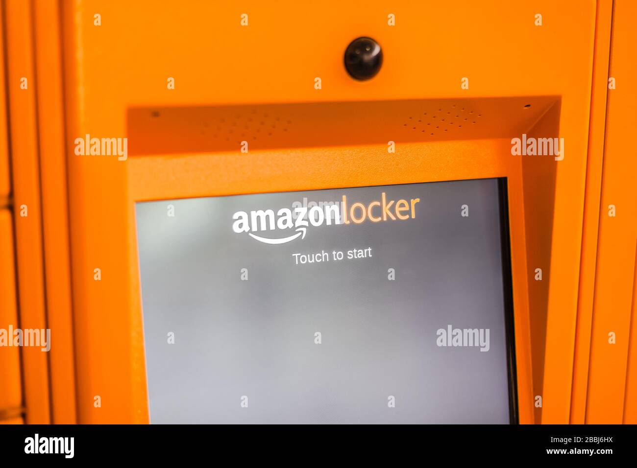 Amazon Locker dans le centre commercial, point de ramassage orange pour les marchandises par correspondance portant le logo de la marque Amazon. Gros plan de l'écran. Lyon, France - 23 février 20 Banque D'Images