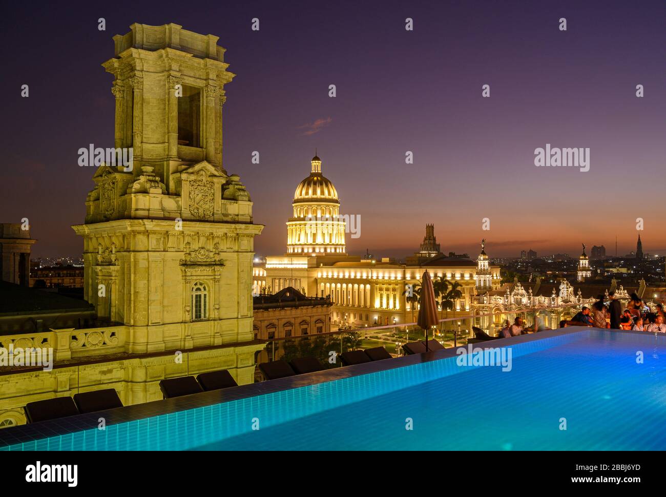 Vue sur le toit avec piscine à débordement d'El Capitolio, ou le Capitole national, et Museo Nacional de Bellas Artes, depuis le toit du Gran Hotel Manzana Kempinski, la Havane, Cuba Banque D'Images
