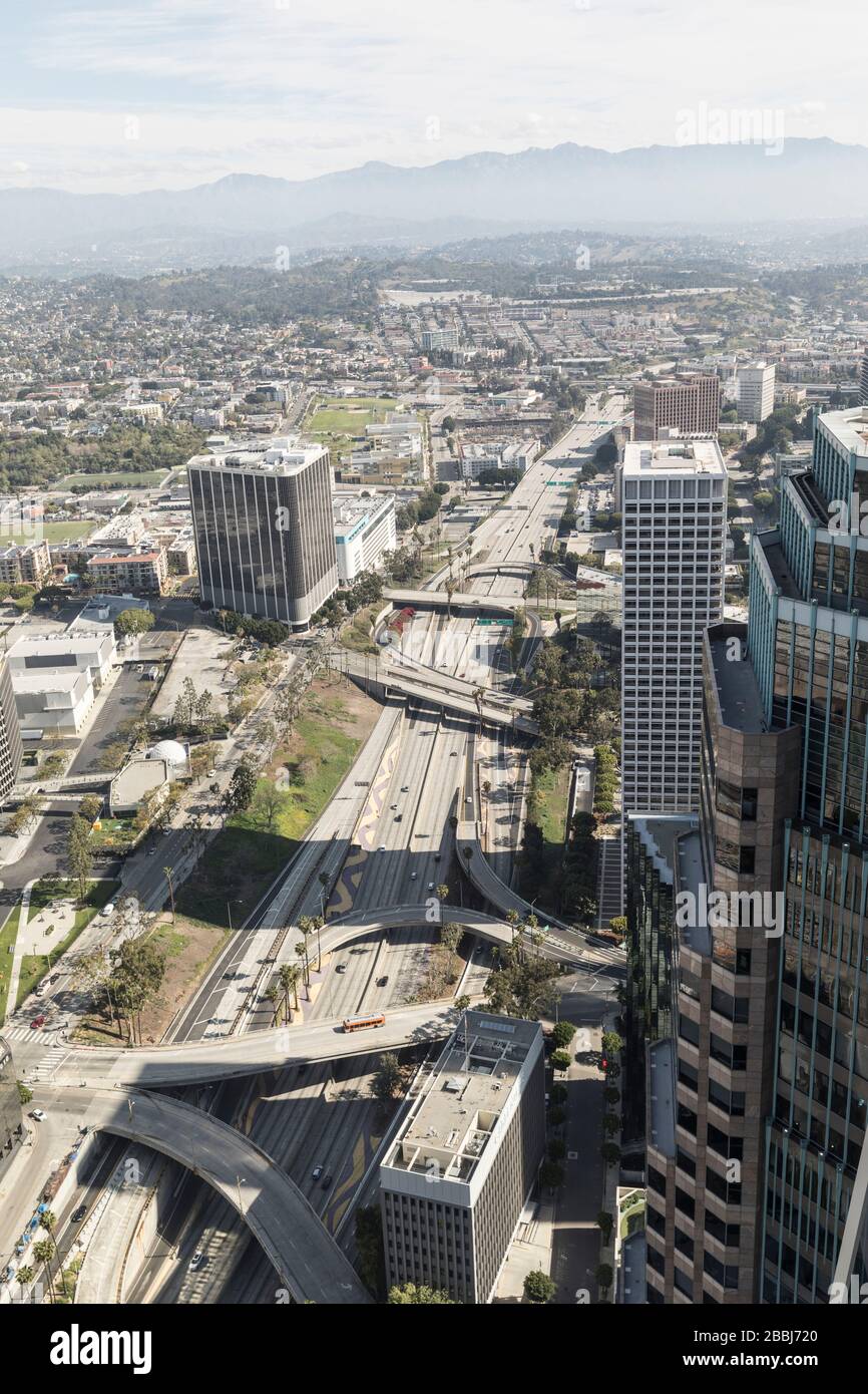 L'autoroute Harbour (110) traverse le centre-ville de Los Angeles le 22 mars 2020 pendant le verrouillage de Coronavirus. Banque D'Images