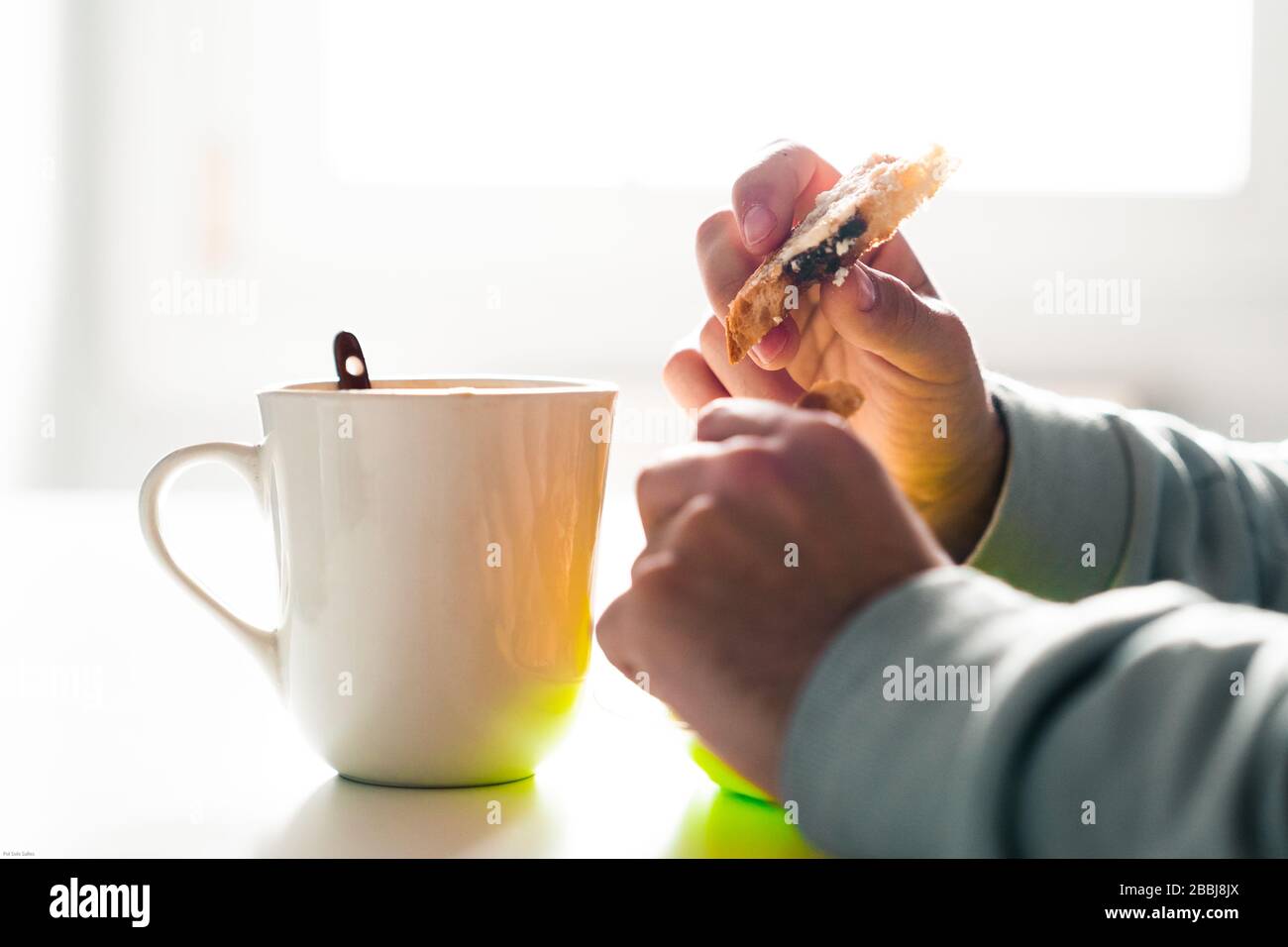 Personne qui mange du pain grillé et du café. Banque D'Images