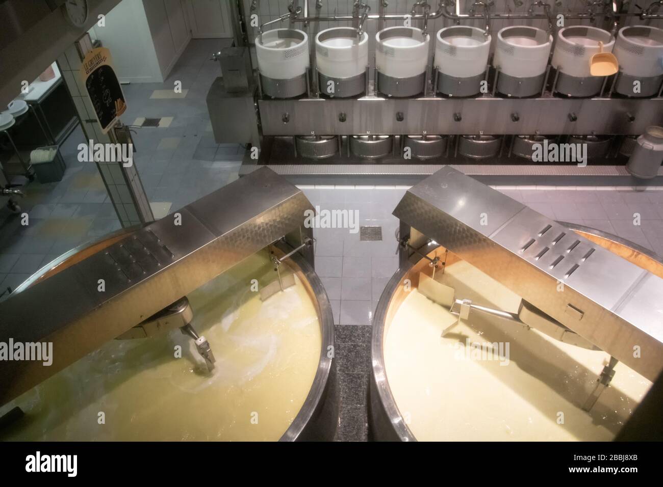 Le Gruyere production de fromage Suisse, 03/09/2019, la belle ville des alpes. La production du fromage de renommée mondiale. Stockage dans les grottes et Banque D'Images