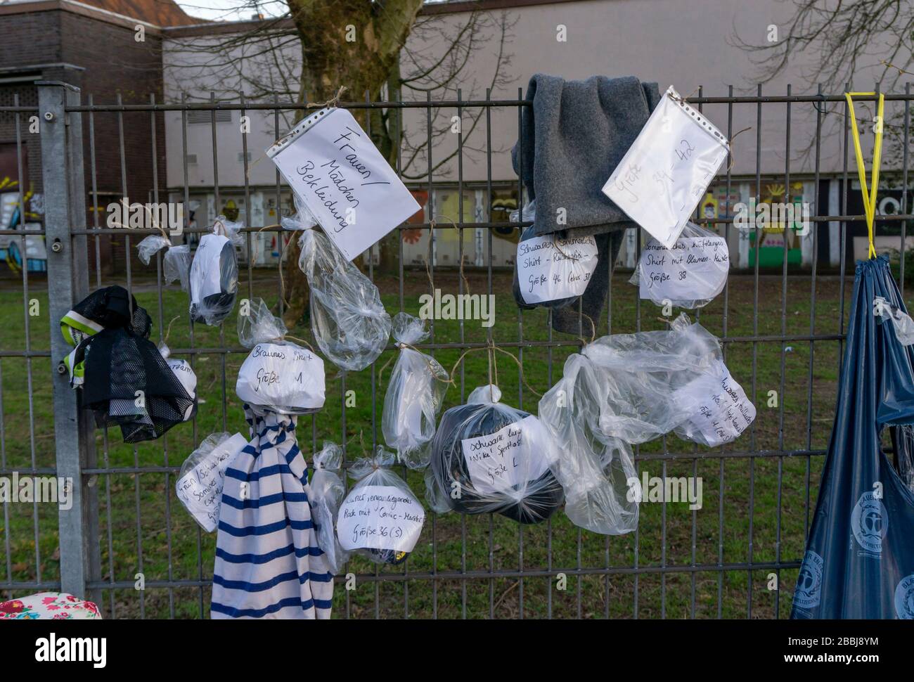 Clôture cadeau avec dons pour les sans-abri et les nécessiteux, nourriture, articles d'hygiène, vêtements, à Essen RŸttenscheid, effets de la crise corona en Allemagne Banque D'Images