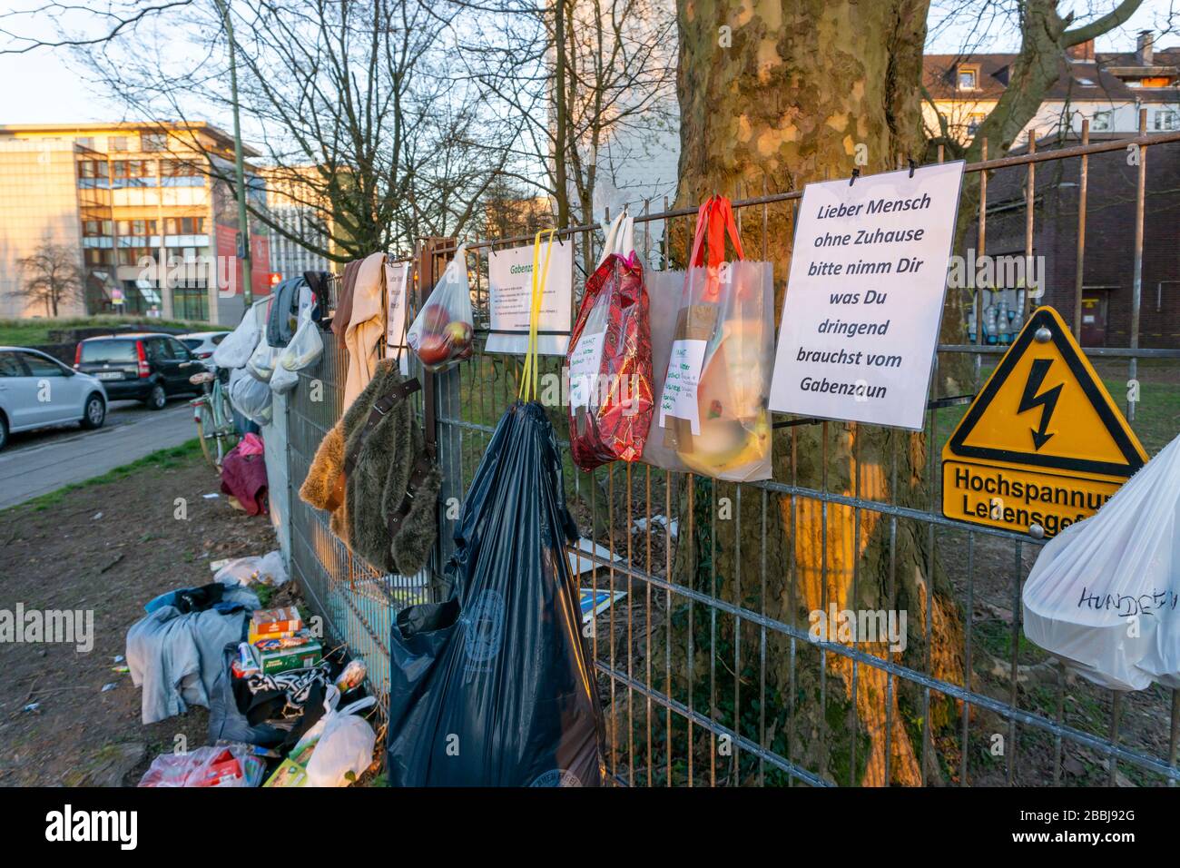 Clôture cadeau avec dons pour les sans-abri et les nécessiteux, nourriture, articles d'hygiène, vêtements, à Essen RŸttenscheid, effets de la crise corona en Allemagne Banque D'Images