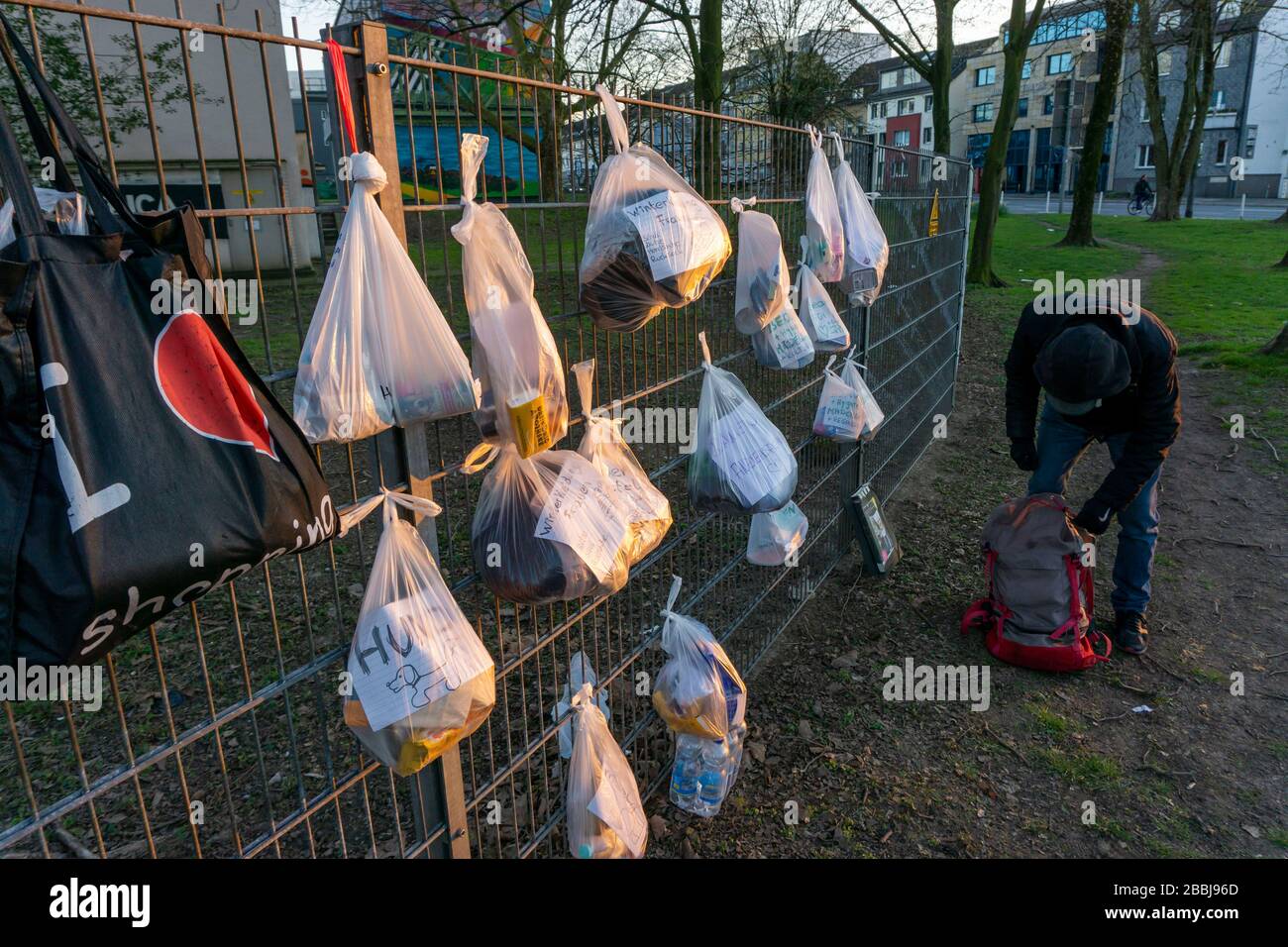 Clôture cadeau avec dons pour les sans-abri et les nécessiteux, nourriture, articles d'hygiène, vêtements, à Essen RŸttenscheid, effets de la crise corona en Allemagne Banque D'Images