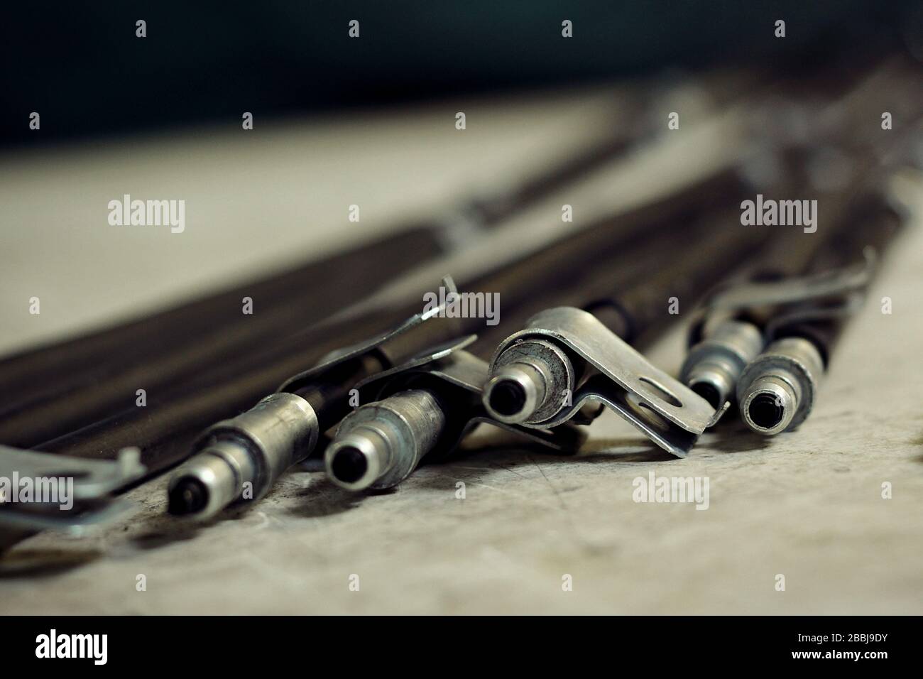 Flexible de câble de frein. Connexions pneumatiques entre le chariot et le camion, flexibles de pression d'air reliant un chariot à une remorque. Banque D'Images