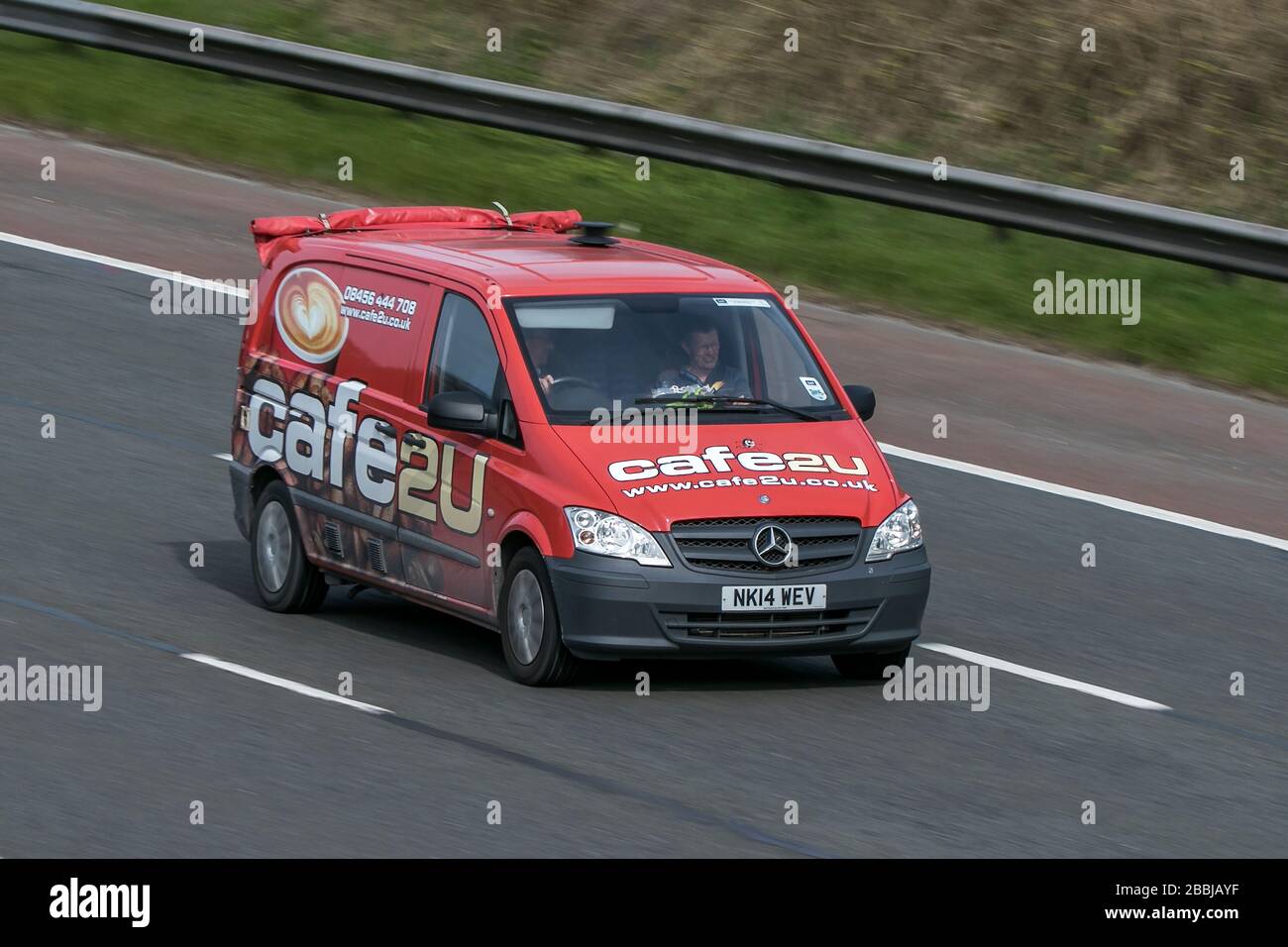 Cafe2u Mercedes Vito van Red diesel en voiture sur l'autoroute   près de Preston dans Lancashire, Royaume-Uni Banque D'Images
