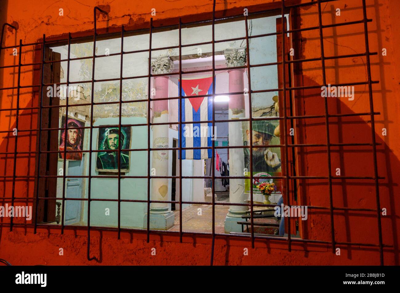 Vue intérieure depuis la rue, avec des images de Che Guevera et Fidell Castro, la Havane Vieja, Cuba Banque D'Images