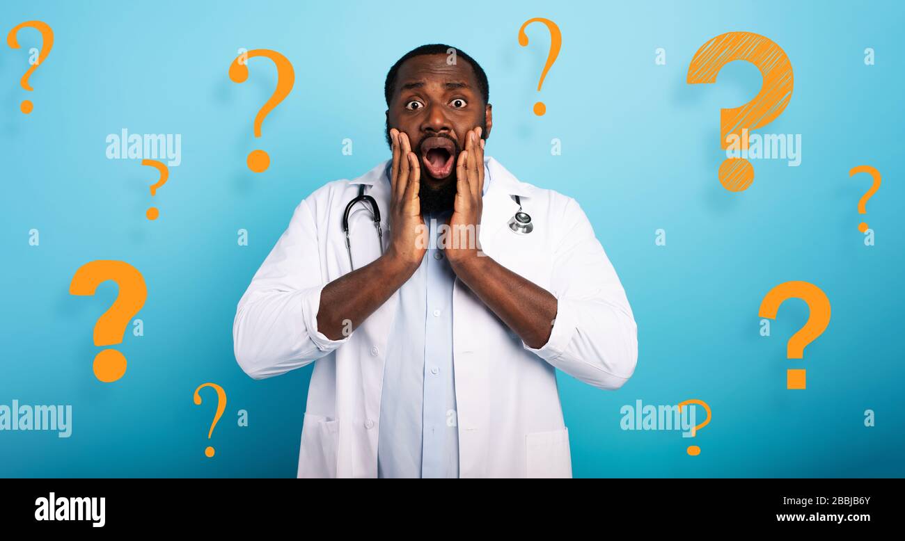 Le médecin a beaucoup de questions sur la pandémie de coronavirus. Fond bleu Banque D'Images