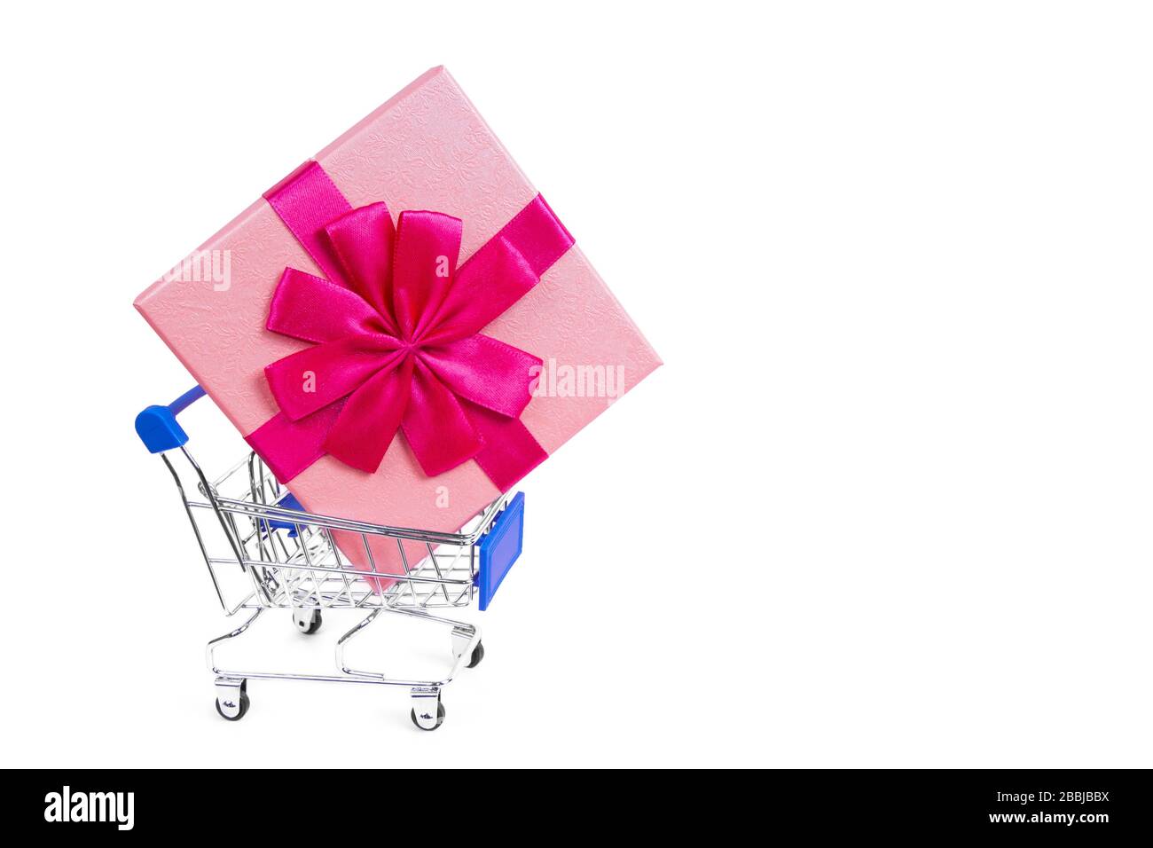 Super cadeau dans le panier d'épicerie sur un fond blanc Banque D'Images